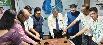 senior doctors and heads cutting a cake for world kidney day 